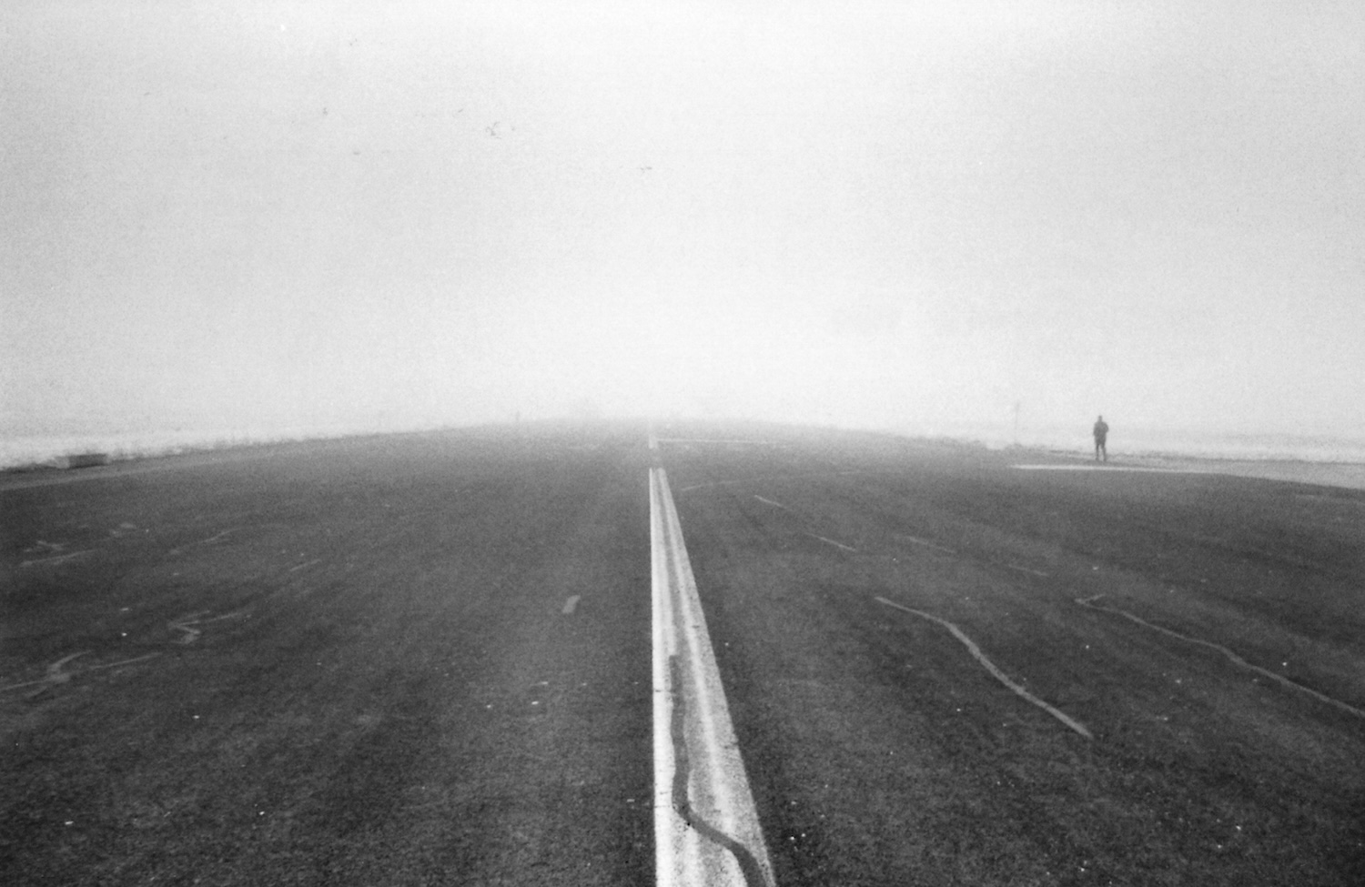 Schwarzweiß-Fotografie einer nebligen Straße